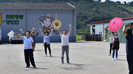 봉하마을 상공에 뜬 대통령 헬기…盧의 꿈, 文의 과제