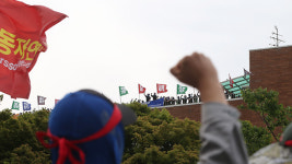 현대重 주주 등 500여명 주총장 입구서 노조와 대치