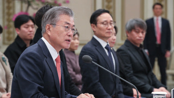 文대통령 최저임금 사과에 與 반응 자제…한국당 “소득주도성장 오기”