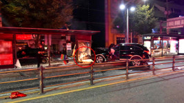 서울 구로구서 승용차 2대 충돌…버스정류장 덮쳐