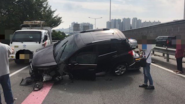 충주시 앙성면 국도서 대공 장갑차가 중앙분리대 들이받아 50m 주행 후 멈춰, 부상자 없어 사고 경위 조사 중