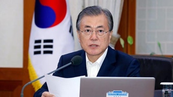 문 대통령 “노동시간 단축, 보완 입법 시급…정부 대책도 준비해야”