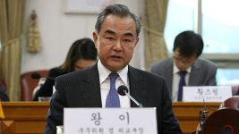 문 대통령, 왕이 中 외교부장 접견…한반도 평화·‘한한령’ 등 논의