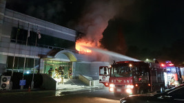 울산 KT온산지점건물에 불…낚시용품 판매점 전소