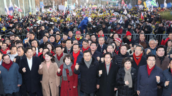 민주당 “‘원포인트 본회의’ 열자”…한국당은 “규탄대회 이어갈 것”