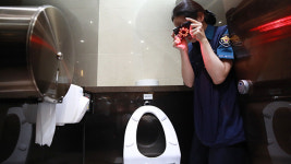 공중화장실서 여성 불법 촬영한 20대 징역 4월