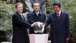 문 대통령 “한중일, 과거 역사 직시하며 미래지향적 협력해야”