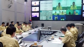 문 대통령 “코로나바이러스 24시간 대응 중”…철저한 검역 당부