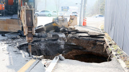 포항 시내 도로에 지름 5m 대형 싱크홀 생겨