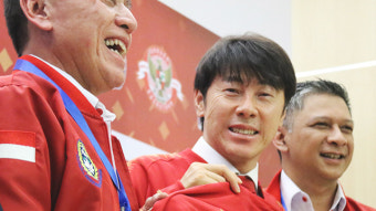 신태용 인도네시아 축구대표팀 감독 2만 달러 성금…일시 귀국