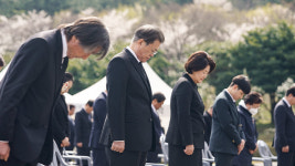 “죽은 이는 부디 눈을 감고 산 자들은 서로 손을 잡으라”…文 “이것이 4·3 정신”