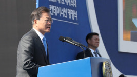 문 대통령 “충무공처럼 ‘12척 배’로 국난극복…해운산업 위상 되살릴 것”