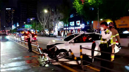 서울 종로서 SUV 차량 인도 돌진해 가판대 충돌…4명 다쳐