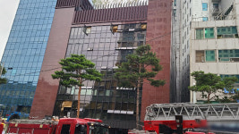 서울 충무로 세종빌딩 외벽서 불…인명피해 없어