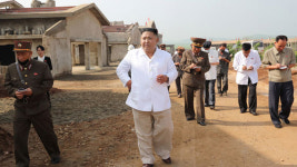 김정은, 닭공장 건설현장 시찰…김여정 대동