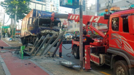 서울 강서구 화곡역 인근에서 이삿짐트럭 버스 정류장 덮쳐