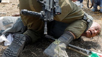이스라엘군, 65세 팔레스타인 활동가 ‘무릎 제압’