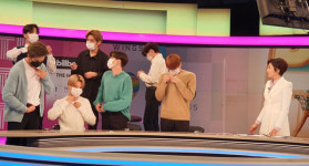 [포토] BTS #2 ‘구름다리’ 건너 스튜디오로 이동하는 방탄소년단