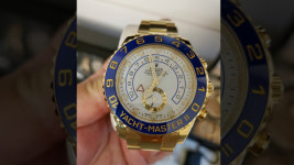 휴게소 화장실에 두고 온 시계… “현상금 3천만 원”