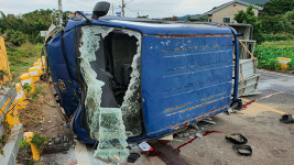 달리던 화물차 전복…50대 운전자 숨져