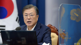 문 대통령, 취임 前 거주 아파트 경비원 암 투병에 성금