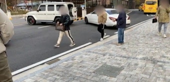 [단독] “왜 불법 주차 스티커 붙여?” 고가 수입차로 주차장 막고 경비원에 욕설