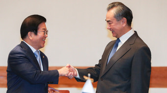 왕이 “한반도 운명, 남북 손에 줘야”…박병석 의장 “중국 협력 필요”