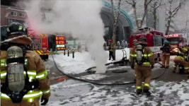 서울 삼성동 주유소 앞 맨홀서 불…50여 세대 정전