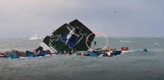 감귤·월동무 싣고 제주 떠난 화물선 침몰…8명 구조