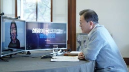 문 대통령, 배우 류준열 등 8명과 영상통화로 위로와 감사 전해