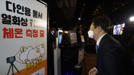 황희 문체부 장관, 영화관 방역상황 점검하고 업계 애로사항 청취
