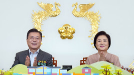 문 대통령 “어린이들 마스크 벗고 신나게 뛰놀 날 앞당기겠다”