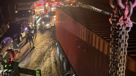 대구부산고속도에 진흙 ‘와르르’…11대 뒤엉켜 3시간 넘게 정체