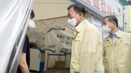 文, 선별검사소 ‘폭염 대책’ 당부…“올 여름도 되풀이돼 송구”