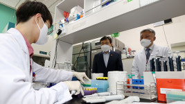 “국산 코로나19 백신 임상 3상 집중 지원…임상 참여자에 인센티브 제공”