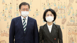 문 대통령, 오경미 신임 대법관에 임명장 수여