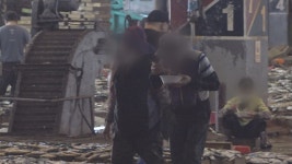 항운노조 기획④ 비린내 나는 어시장서 쭈그리고 8시간…부녀반 “최저임금이라도”