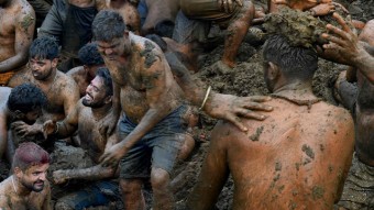 인도 최대 축제 ‘소똥’ 던지는 이유…잇단 종교 행사 ‘코로나’ 비상