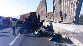 신대구부산고속도로에서 트레일러 승용차 사고, 4명 부상