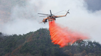 군, ‘동해 산불’ 진화 헬기용 항공유류 지원…2천300여 명 동원