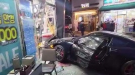 성북구서 승용차 인도 넘어 상가로 돌진…2명 경상