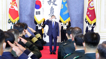 문 대통령, 준장 진급자 70명에게 직접 삼정검 수여