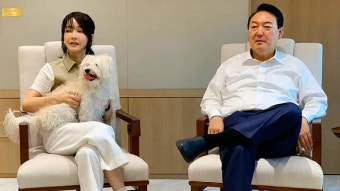 대통령실 “김건희 여사 집무실 사진, 직원이 김 여사 카메라로 촬영”