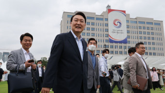 윤 대통령, 용산 주민 초청 ‘대통령실 집들이’…“입주 허락 감사”