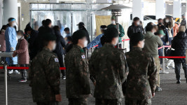 군 코로나19 신규 확진자 42일만에 1천명 넘어