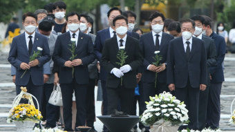 이재명, 故 노무현 전 대통령 묘역 참배 “이기는 민주당, 꼭 만들겠다”