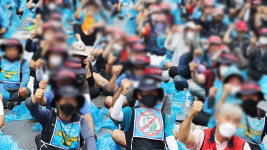 이천 하이트진로 공장서 경찰 밀친 화물연대 조합원 체포