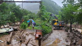강원 횡성 청일면서 산사태…주택 5채 7명 고립