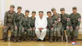 김정은, 코로나19 방역 군의관들 격려 “만 점짜리 작전”