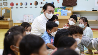 윤 대통령, 어린이집 방문…“가정 양육부담 완화에 최선 다할 것”